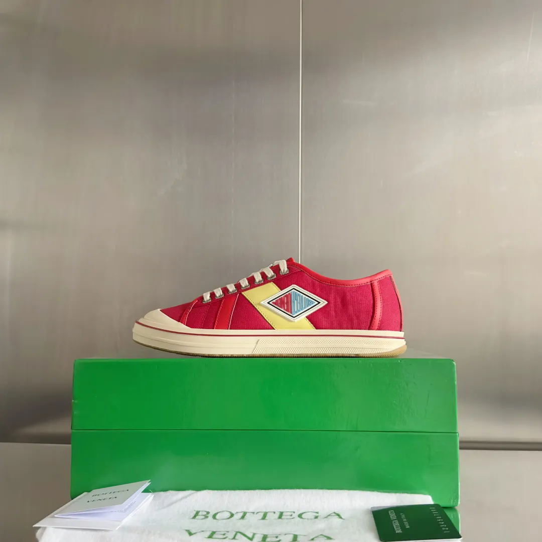 Top version: Couple model 560💰 Bottega Veneta Bottega Veneta BV’s latest Eliot series retro basketball shoes casual sports canvas shoes Bottega Veneta 2025 spring and summer show new shoes Eliot is on the market. Inspired by retro basketball sneakers, the color combination highlights youthful vitality and perfectly interprets the theme of youth and childlike innocence. The details are also very particular. The summer canvas brings excellent durability and comfort. Designs such as calfskin trim, rubber toe caps and hand-painted retro red lines are full of retro feel. The round toe and convex sole add a modern feel. Exquisite packaging at the delivery counter🛍📦 ▪️Fabrics: Original customized high-density canvas + cowhide ▪️Inner lining: Original customized breathable canvas ▪️Sole: Original open-molded anti-slip TPU material ▪️Sole thickness: 3CM ▪️Size: Women’s 35-41 / [Men’s 39-45 pre-sale]